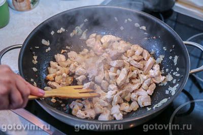 Тушеная капуста с мясом и солеными огурцами Тушеная капуста с мясом и солеными огурцами