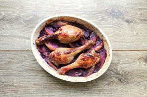 Утиные ножки с яблоками и красной капустой в духовке