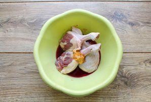 Утиные ножки с яблоками и красной капустой в духовке