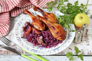 Утиные ножки с яблоками и красной капустой в духовке