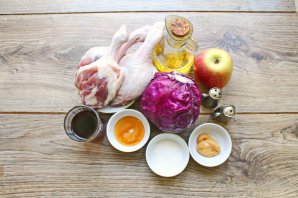 Утиные ножки с яблоками и красной капустой в духовке