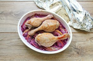 Утиные ножки с яблоками и красной капустой в духовке