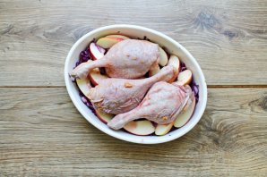 Утиные ножки с яблоками и красной капустой в духовке