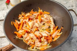 Вок с фунчозой и курицей Вок с фунчозой и курицей