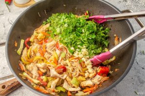 Вок с фунчозой и курицей Вок с фунчозой и курицей