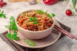 Вок с фунчозой и курицей Вок с фунчозой и курицей