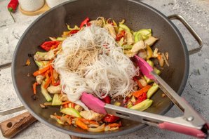 Вок с фунчозой и курицей Вок с фунчозой и курицей