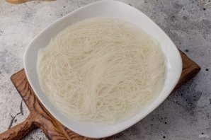 Вок с фунчозой и курицей Вок с фунчозой и курицей