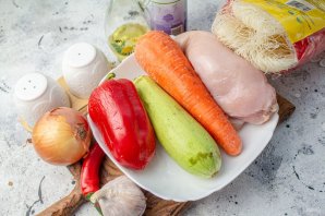 Вок с фунчозой и курицей Вок с фунчозой и курицей