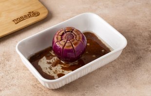 Запеченный красный лук "Водяная лилия"