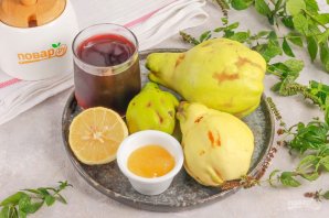 Айва тушеная с медом и красным вином