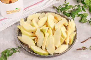 Айва тушеная с медом и красным вином