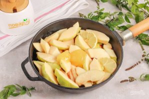 Айва тушеная с медом и красным вином