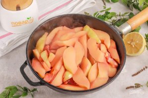 Айва тушеная с медом и красным вином