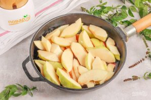 Айва тушеная с медом и красным вином