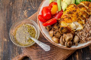 Будда-боул с курицей, гречкой и авокадо Будда-боул с курицей, гречкой и авокадо