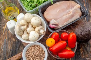 Будда-боул с курицей, гречкой и авокадо Будда-боул с курицей, гречкой и авокадо