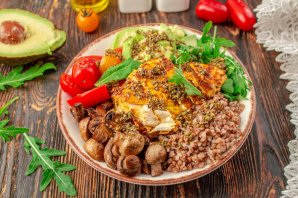 Будда-боул с курицей, гречкой и авокадо Будда-боул с курицей, гречкой и авокадо