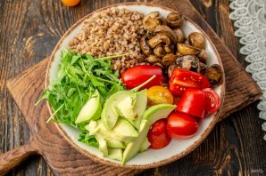 Будда-боул с курицей, гречкой и авокадо Будда-боул с курицей, гречкой и авокадо