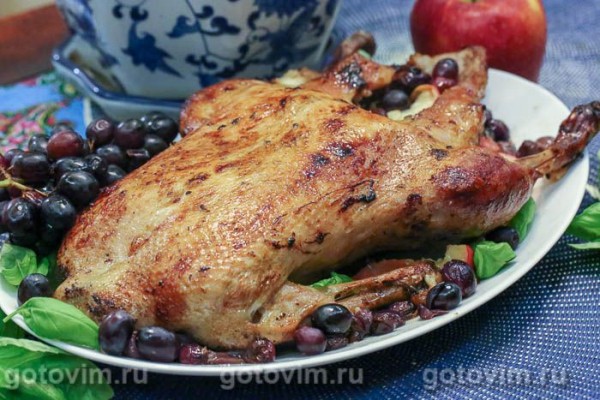 Фаршированная утка с яблоками и виноградом в духовке Фаршированная утка с яблоками и виноградом в духовке