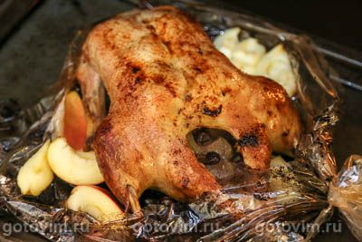 Фаршированная утка с яблоками и виноградом в духовке Фаршированная утка с яблоками и виноградом в духовке