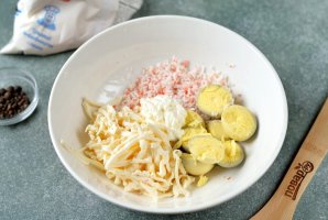 Фаршированные яйца "Кролики" на Новый год Фаршированные яйца "Кролики" на Новый год