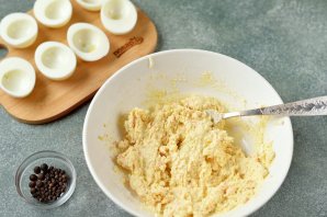 Фаршированные яйца "Кролики" на Новый год Фаршированные яйца "Кролики" на Новый год