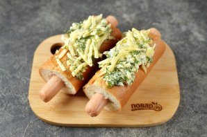 Хот-дог в багете с чесночно-сырной корочкой Хот-дог в багете с чесночно-сырной корочкой