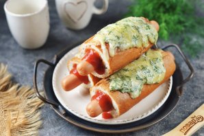 Хот-дог в багете с чесночно-сырной корочкой Хот-дог в багете с чесночно-сырной корочкой