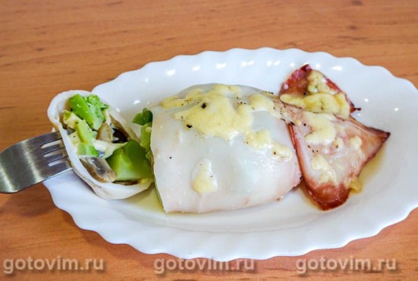 Кальмар с начинкой из брокколи и шампиньонов, запеченный в духовке