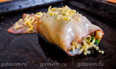 Кальмар с начинкой из брокколи и шампиньонов, запеченный в духовке