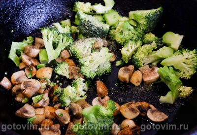 Кальмар с начинкой из брокколи и шампиньонов, запеченный в духовке