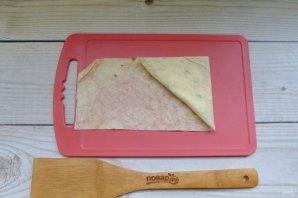 Конвертики из лаваша с яблоками, изюмом и творогом