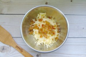 Конвертики из лаваша с яблоками, изюмом и творогом