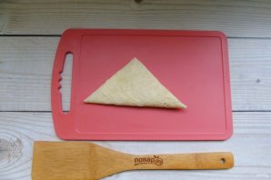 Конвертики из лаваша с яблоками, изюмом и творогом