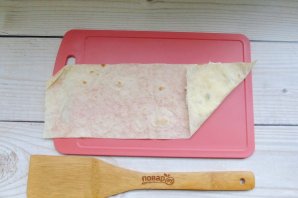 Конвертики из лаваша с яблоками, изюмом и творогом