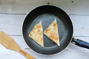 Конвертики из лаваша с яблоками, изюмом и творогом