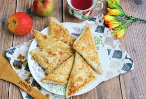 Конвертики из лаваша с яблоками, изюмом и творогом