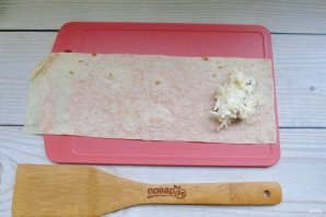 Конвертики из лаваша с яблоками, изюмом и творогом