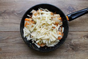 Курица тушеная с кольраби