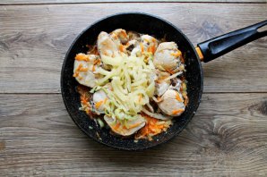 Курица тушеная с кольраби