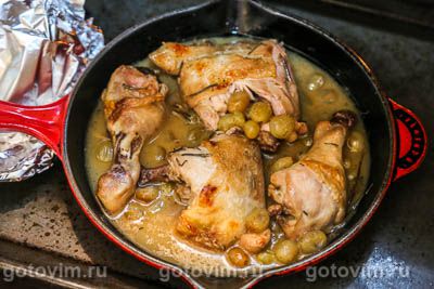 Куриные бедра с виноградом и вермутом, запеченные в духовке