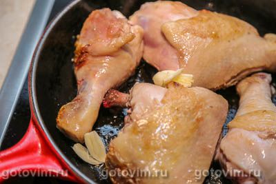 Куриные бедра с виноградом и вермутом, запеченные в духовке