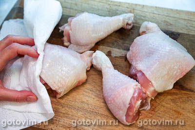 Куриные бедра с виноградом и вермутом, запеченные в духовке