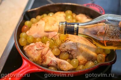 Куриные бедра с виноградом и вермутом, запеченные в духовке
