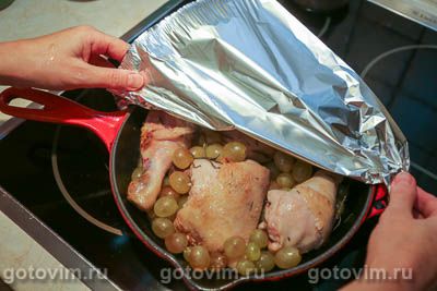 Куриные бедра с виноградом и вермутом, запеченные в духовке