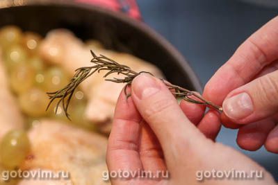 Куриные бедра с виноградом и вермутом, запеченные в духовке