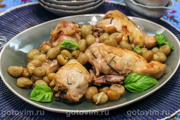 Куриные бедра с виноградом и вермутом, запеченные в духовке