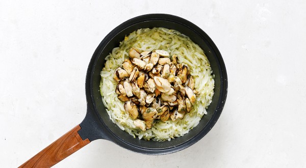 Мидии с луком на сковороде , пошаговый рецепт с фото Мидии с луком на сковороде , пошаговый рецепт с фото