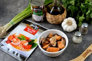 Мидии в соусе "Том ям"